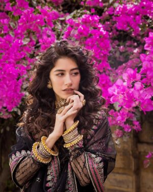 Syra Yousuf Instagram - 💖🖤
@erumkhancouture 
-
@shahbazshaziofficial
@okbfilms
@iambabarzaheer
@yash645

#Umaima #ErumKhan #SyraYousuf #EidFestive23