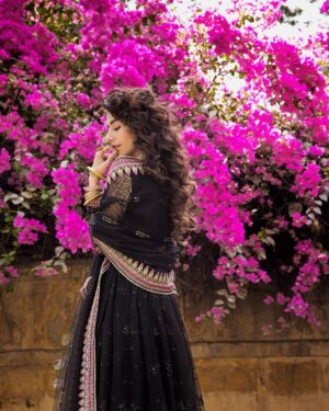Syra Yousuf Instagram - 💖🖤
@erumkhancouture 
-
@shahbazshaziofficial
@okbfilms
@iambabarzaheer
@yash645

#Umaima #ErumKhan #SyraYousuf #EidFestive23
