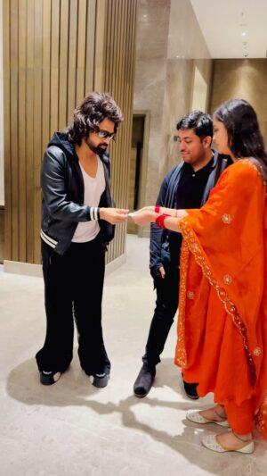 Tamanna Vyas Instagram - Meeting the one and only - Badass Ravi Kumar-  Himesh Reshammiya 😍 @realhimesh 🔥

#himeshreshammiya #bollywoodsinger #realhimesh #celebrity #tamanna #tamannavyas
