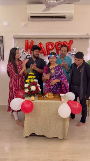 Tamanna Vyas Instagram - Celebrating the Birthday of everyone’s favourite and our most beloved Mummy @namitaagrawalofficial ❤️with family 

#namitaagrawal #tamannavyas #sidharthagrawal #birthdaycelebration #sidharthmusic