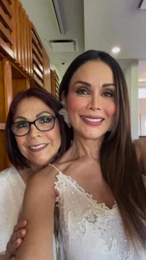 Tania Vazquez Instagram - Les comparto un día importante familiar para mi 🙏🏻♥️
Mi gente linda les deseo un bonito domingo 🫶
Los quiero 💋
