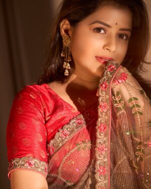 Tanvi Mundle Instagram - In my element 💃🏻✨💄❤️
.
.
This beautiful saree by @desiluk_fashion