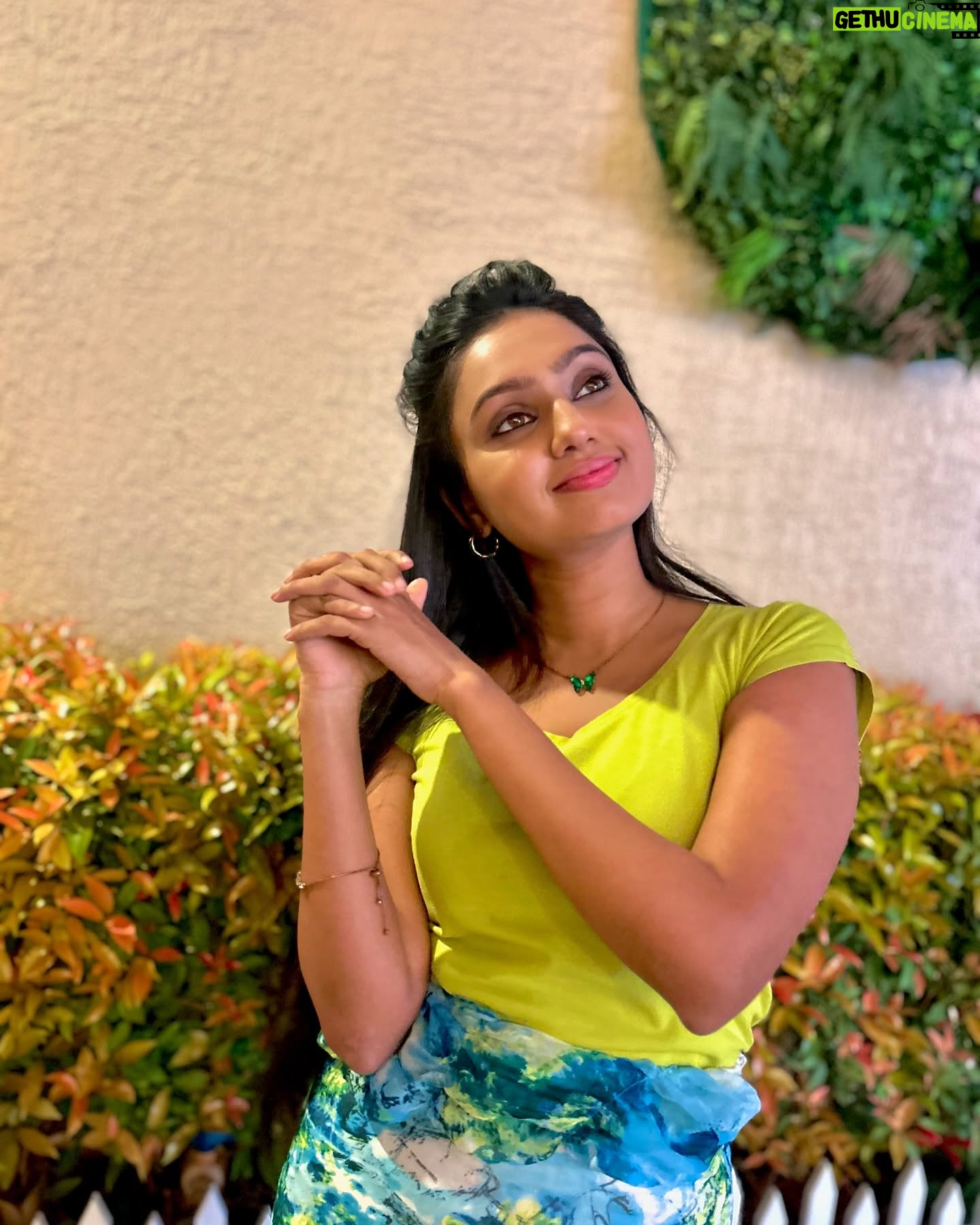 Tanvi Rao - 34.7K Likes - When my hair is free and available for Sandhya akka’s experiments 👯♀️ (head to the last picture for the hairstyle) :D
@rsmakeoverartist ❤️
#lakshmibaramma #keerthi #gombe #tanvirao