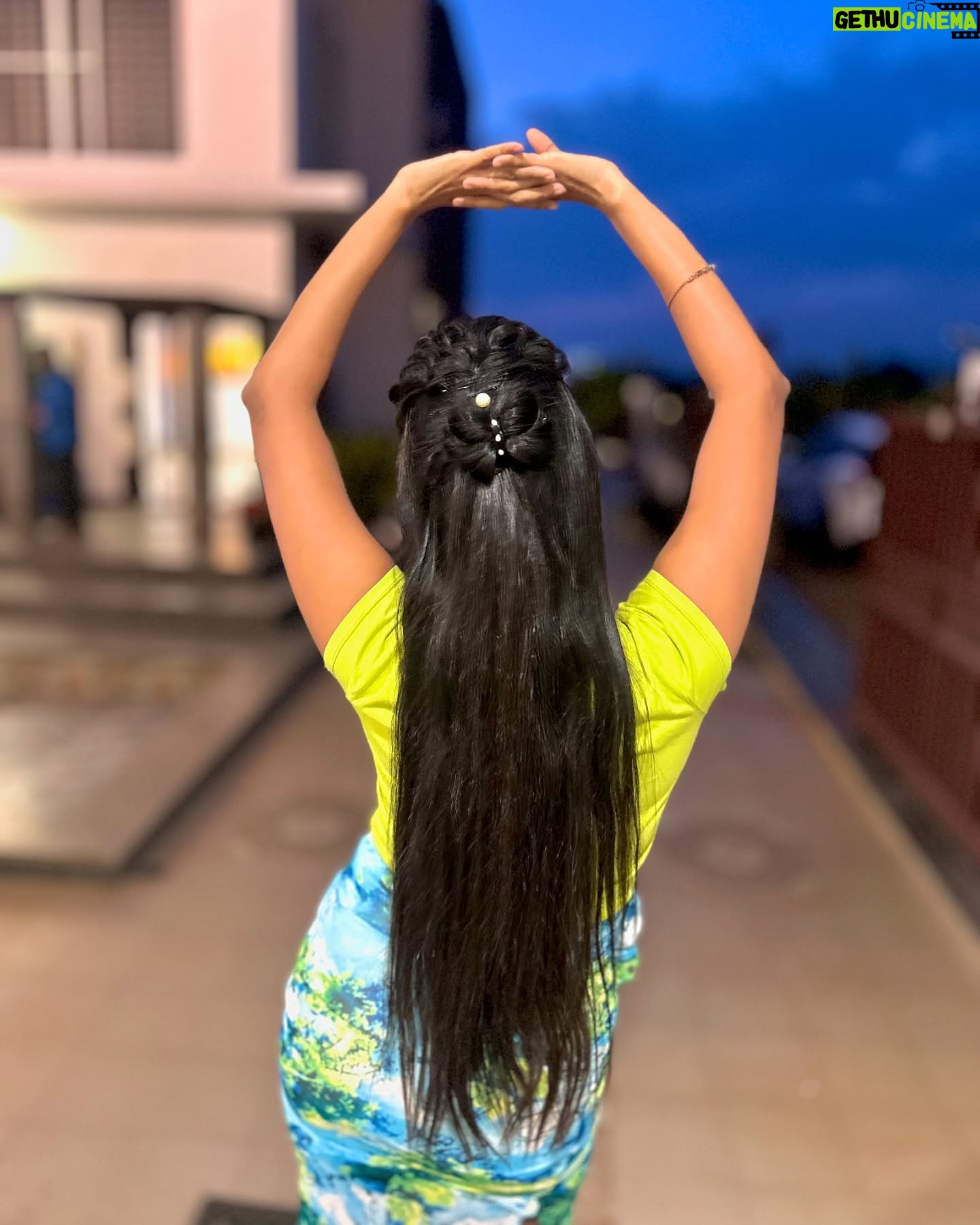 Tanvi Rao - 34.7K Likes - When my hair is free and available for Sandhya akka’s experiments 👯♀️ (head to the last picture for the hairstyle) :D
@rsmakeoverartist ❤️
#lakshmibaramma #keerthi #gombe #tanvirao