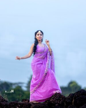 Tanvi Rao Instagram - ಕೇದಿಗೆ ಗರಿಯಂಥ ನಿನ್ನ ನೋಟ.. 🍁

Shot for, saree by @sankalpa_angadi 
Photography- @photograph_by_nv 
MUAH- @elegant_glaze 
Styling- @sahanastylediary 
Floral art- @floral_art_by_nidhi