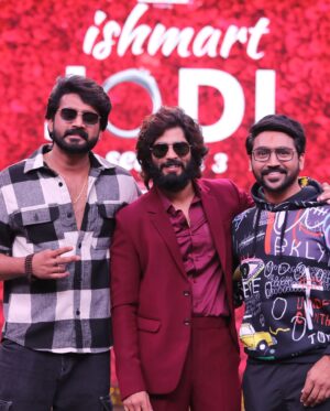Tejaswini Gowda Instagram - Family♥️ 
Ishmart Jodi 🥰 

Outfit: @tanvitha_desighner_botique