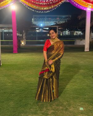 Tejaswini Lonari Instagram - Draped in elegance, wrapped in grace ✨🌙 #SareeMagic