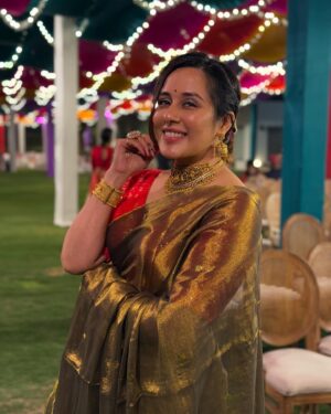 Tejaswini Lonari Instagram - Draped in elegance, wrapped in grace ✨🌙 #SareeMagic