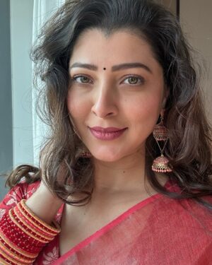 Tejaswini Pandit Instagram - माझं न संपणारं प्रेम (साडीसाठीचं) 😛
जमलय ??
माझ्या बालमित्राने मला साडी आवडते म्हणून मागच्या वाढदिवसाला गिफ्ट दिली होती.
ती खूप दिवसांनी खणातून बाहेर काढली आणि इव्हेंटसाठी नेसली ! 
साडीची जादू कधीच फिकी पडू शकत नाही. बरोबर ना ?
@mirchi_rj_adhishh u know what I look best in 💝 
Thank You