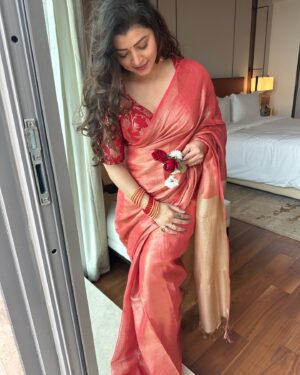 Tejaswini Pandit Instagram - माझं न संपणारं प्रेम (साडीसाठीचं) 😛
जमलय ??
माझ्या बालमित्राने मला साडी आवडते म्हणून मागच्या वाढदिवसाला गिफ्ट दिली होती.
ती खूप दिवसांनी खणातून बाहेर काढली आणि इव्हेंटसाठी नेसली ! 
साडीची जादू कधीच फिकी पडू शकत नाही. बरोबर ना ?
@mirchi_rj_adhishh u know what I look best in 💝 
Thank You