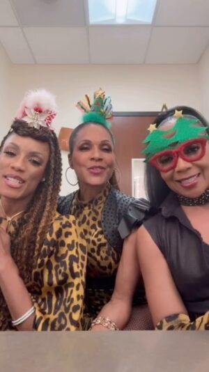 Terry Ellis Instagram - MERRY CHRISTMASSS!! Wishing you and your family a day filled with joy, love and wonderful memories! 🎄🎁