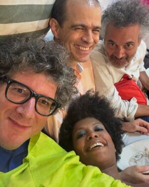 Thalma de Freitas Instagram - Ontem foi um dia tão lindo!!

1. Essa cor absurda do vestido @andrelima_br 

2.  3 @kassin.co @morenoveloso @_domenicolancellotti_ 

3. Amigos desde o século passado @michelmelamed @moseviviane 

4. Pronta para bailar e cantar com @pinaud  e @orqimperial 

5. “Enquanto a gente namora” música minha com o grande @joao_donato 

6. Pedro Ivo!!! @pivosouza Muito bom te ver 💋
