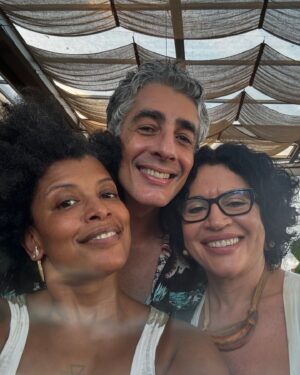 Thalma de Freitas Instagram - Ontem foi um dia tão lindo!!

1. Essa cor absurda do vestido @andrelima_br 

2.  3 @kassin.co @morenoveloso @_domenicolancellotti_ 

3. Amigos desde o século passado @michelmelamed @moseviviane 

4. Pronta para bailar e cantar com @pinaud  e @orqimperial 

5. “Enquanto a gente namora” música minha com o grande @joao_donato 

6. Pedro Ivo!!! @pivosouza Muito bom te ver 💋