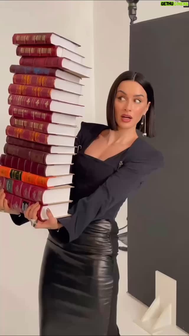 Tina Kandelaki - 8.9K Likes - Готовлю новую подборку книг для девушек, которые не хотят тупеть. Ждите!
Вот вам наглядная связь спорта и ума. Чтобы удержать и в руках, и в голове столько знаний, тренируйтесь, девочки, тренируйтесь 📚