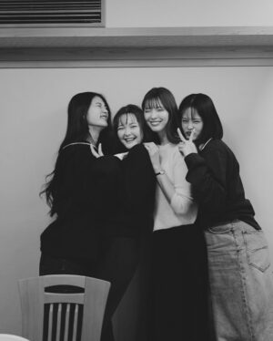 Tina Tamashiro Instagram - だいすきたち🫶🏻

私　笑いすぎて
信じられない顔になってるの(変わらない説)
ありがと❕とっても楽しかった日🩶

おばあちゃんになってもうるさそうな私達👵🏻🍷