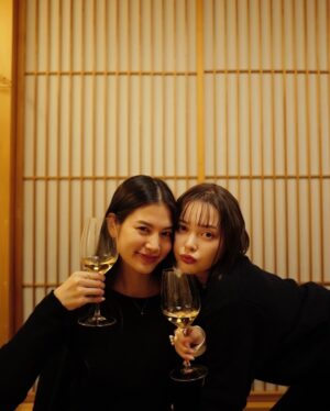 Tina Tamashiro Instagram - だいすきたち🫶🏻

私　笑いすぎて
信じられない顔になってるの(変わらない説)
ありがと❕とっても楽しかった日🩶

おばあちゃんになってもうるさそうな私達👵🏻🍷