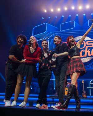 Tinne Oltmans Instagram - 5 pictures I never posted.

1. Nina ♥️
2. #GhostRockers #SingAlong 👻🎸
3. “Haal je dat?” “Jaaa.” 🐤 2025 NEW MUSIC! 🔥
4. Oma is vandaag jarig! 90 jaar! 🥹
5. Lisa, haute couture.