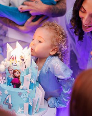 Tiziri Digne Instagram - Inaya turns 4 🎂🩷

C’était une belle fête d’anniversaire, les enfants se sont bien amusés et on adoré les mascottes (même si elles n’étaient pas très belles 😂 photo 6) Inaya était super heureuse 🥰

Déco & ballons by @poshtotzsoftplay @bubblesandblooms7 
Food by @layden_creations 

#famille #birthdaygirl #familyof5 #happybirthday #frozenbirthday