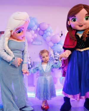 Tiziri Digne Instagram - Inaya turns 4 🎂🩷

C’était une belle fête d’anniversaire, les enfants se sont bien amusés et on adoré les mascottes (même si elles n’étaient pas très belles 😂 photo 6) Inaya était super heureuse 🥰

Déco & ballons by @poshtotzsoftplay @bubblesandblooms7 
Food by @layden_creations 

#famille #birthdaygirl #familyof5 #happybirthday #frozenbirthday