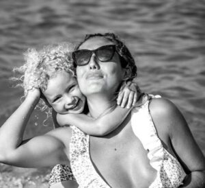Tiziri Digne Instagram - Birthday girl 🩷

Je t’ai longtemps imaginé et attendu, & un jour tu as réalisé mon rêve : celui d’avoir une fille, une petite Inaya, d’avoir une meilleure copine pour la vie. Aujourd’hui tu es là avec moi, depuis 4 ans déjà ! 4 années qui ont défilés à une vitesse folle, 4 ans de nous, 4 ans d’allaitement, 4 ans de cododo, 4 ans d’amour infini, 4 ans d’un lien si fort, fusionnel et indescriptible ! Si tu savais comme je t’aime, comme mon cœur déborde d’amour pour toi, comme je suis fière de toi et comme j’aimerais te garder toujours petite dans mes bras tout près de moi ! 🥰 
Je t’aime ma fille tellement tellement 🩷🩷