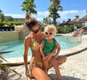 Tiziri Digne Instagram - Birthday girl 🩷

Je t’ai longtemps imaginé et attendu, & un jour tu as réalisé mon rêve : celui d’avoir une fille, une petite Inaya, d’avoir une meilleure copine pour la vie. Aujourd’hui tu es là avec moi, depuis 4 ans déjà ! 4 années qui ont défilés à une vitesse folle, 4 ans de nous, 4 ans d’allaitement, 4 ans de cododo, 4 ans d’amour infini, 4 ans d’un lien si fort, fusionnel et indescriptible ! Si tu savais comme je t’aime, comme mon cœur déborde d’amour pour toi, comme je suis fière de toi et comme j’aimerais te garder toujours petite dans mes bras tout près de moi ! 🥰 
Je t’aime ma fille tellement tellement 🩷🩷