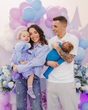 Tiziri Digne Instagram - Inaya turns 4 🎂🩷

C’était une belle fête d’anniversaire, les enfants se sont bien amusés et on adoré les mascottes (même si elles n’étaient pas très belles 😂 photo 6) Inaya était super heureuse 🥰

Déco & ballons by @poshtotzsoftplay @bubblesandblooms7 
Food by @layden_creations 

#famille #birthdaygirl #familyof5 #happybirthday #frozenbirthday