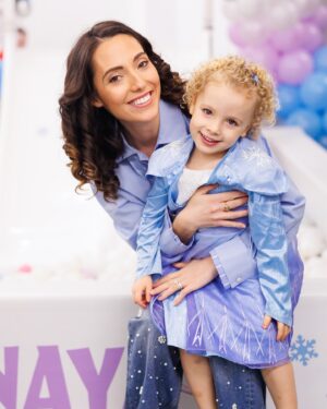 Tiziri Digne Instagram - Inaya turns 4 🎂🩷

C’était une belle fête d’anniversaire, les enfants se sont bien amusés et on adoré les mascottes (même si elles n’étaient pas très belles 😂 photo 6) Inaya était super heureuse 🥰

Déco & ballons by @poshtotzsoftplay @bubblesandblooms7 
Food by @layden_creations 

#famille #birthdaygirl #familyof5 #happybirthday #frozenbirthday