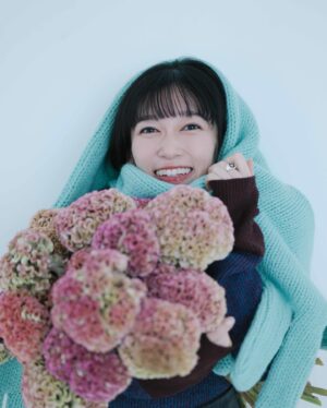 Tomoyo Kurosawa Instagram - ⛄️

toitoitoi
1月の限定ビジュアル⛄️

今年は毎月、新しいヴィジュアルが公開されます。
是非お楽しみに！

#1月 

・・・・・・・・・・・・・・・・・・・・

トップス @arc_press @_vacancy_official 
スカート @birthdayroom_official 
アクセサリー @nanaguofficial 
シューズ @ash