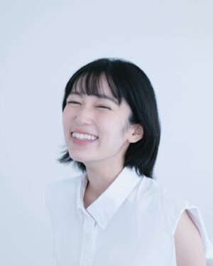 Tomoyo Kurosawa Instagram - 心強いチームの皆様に助けていただき、新しい宣材写真🌱

2024年。
ひとりだったら乗り切れなかったな、と心から思います。
ひとりじゃなかったから今日まで辿り着けました。
いつも助けて、見守ってくれたチームのみんなに、感謝の気持ちが止まりません。

泣いてしまった日もあったけれど、結局、とてもいい一年になりました。しあわせです。
出会ってくださった全ての方に感謝です。
そして、いつも応援、ありがとうございます！
作品を通して恩返しができるよう、2025年も精進いたします。

みなさま、良いお年をお迎えください🙆✨

#2024