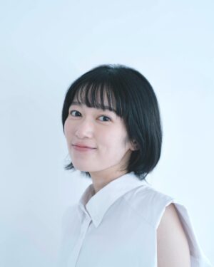 Tomoyo Kurosawa Instagram - 心強いチームの皆様に助けていただき、新しい宣材写真🌱

2024年。
ひとりだったら乗り切れなかったな、と心から思います。
ひとりじゃなかったから今日まで辿り着けました。
いつも助けて、見守ってくれたチームのみんなに、感謝の気持ちが止まりません。

泣いてしまった日もあったけれど、結局、とてもいい一年になりました。しあわせです。
出会ってくださった全ての方に感謝です。
そして、いつも応援、ありがとうございます！
作品を通して恩返しができるよう、2025年も精進いたします。

みなさま、良いお年をお迎えください🙆✨

#2024