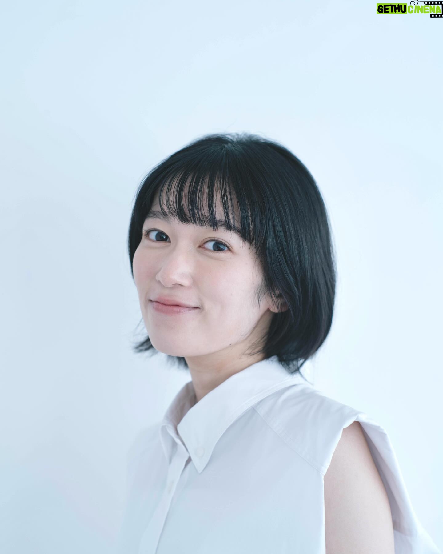 Tomoyo Kurosawa - 3.3K Likes - 心強いチームの皆様に助けていただき、新しい宣材写真🌱
2024年。
ひとりだったら乗り切れなかったな、と心から思います。
ひとりじゃなかったから今日まで辿り着けました。
いつも助けて、見守ってくれたチームのみんなに、感謝の気持ちが止まりません。
泣いてしまった日もあったけれど、結局、とてもいい一年になりました。しあわせです。
出会ってくださった全ての方に感謝です。
そして、いつも応援、ありがとうございます!
作品を通して恩返しができるよう、2025年も精進いたします。
みなさま、良いお年をお迎えください🙆✨
#2024
