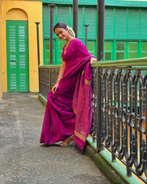 Tonni Laha Roy Instagram - দিন গুলো হেসে যায় কার যেন ইশারায় …

#photooftheday #photography #bengali #bengalivibes #indianwear #saree #love