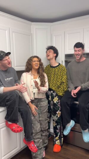 Tori Kelly Instagram - leave it to @jacobcollier to arrange the craziest runs ever 😅 so excited to be singing with jacob   the unbelievable @torikelly 🤍 @jonathantilkin #sing #bridgeovertroubledwater #torikelly #jacobcollier 🫶🏻