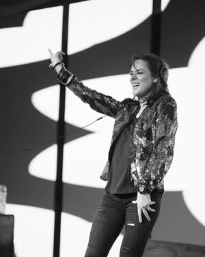 Udita Goswami Instagram - And this is how we rocked the 31st night. 🪩🙌🏼 🎧🎵

Thank you for your lovely hospitality and love. @doubletreebyhiltonvns 
Bull Events, Manish Srivastava, Swadesh Sharma, Aman Singh. 🙏🏽