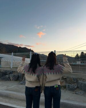 Uhm Ji-won Instagram - 첫방날!
저는 어느쪽일까요? 
왼쪽  or 오른쪽 ?