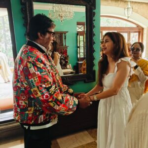 Urmila Matondkar Instagram - An absolute epic day that it was..with some of the best talents our industry has!!
Afternoon full of love,laughter,affection,admiration and great camaraderie 🥰❤️
Because it was a Special Birthday of someone very special to all us..”Jaadu” in real sense as the entire nation is spellbound with his words for decades.. #oneandonly @jaduakhtar ❤️
Thank you dearest @azmishabana18 for these awesome moments which truly enrich my life ❤️🙏🏻🥰