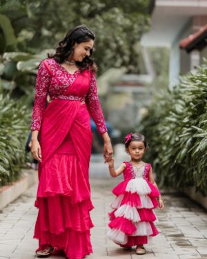 VJ Akshaya Instagram - 17-11-2024 - Adya’s 2nd birthday! 🩷

Outfit : @tamohara_house_of_designs ♥️
Adya’s jewellery: @sumangalijewellers_coimbatore 
Akshaya’s Jewellery : @newideas_erode 
Makeup and styling : @vjakshaya 
Hairstyle: @hema_hairstylist_ 
Pc : @screenastarphotography 

#vjakshaya #adyaturns2 #birthdaypost