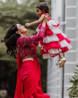 VJ Akshaya Instagram - 17-11-2024 - Adya’s 2nd birthday! 🩷

Outfit : @tamohara_house_of_designs ♥️
Adya’s jewellery: @sumangalijewellers_coimbatore 
Akshaya’s Jewellery : @newideas_erode 
Makeup and styling : @vjakshaya 
Hairstyle: @hema_hairstylist_ 
Pc : @screenastarphotography 

#vjakshaya #adyaturns2 #birthdaypost