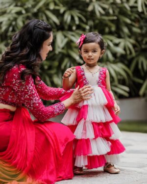 VJ Akshaya Instagram - 17-11-2024 - Adya’s 2nd birthday! 🩷

Outfit : @tamohara_house_of_designs ♥️
Adya’s jewellery: @sumangalijewellers_coimbatore 
Akshaya’s Jewellery : @newideas_erode 
Makeup and styling : @vjakshaya 
Hairstyle: @hema_hairstylist_ 
Pc : @screenastarphotography 

#vjakshaya #adyaturns2 #birthdaypost