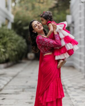 VJ Akshaya Instagram - 17-11-2024 - Adya’s 2nd birthday! 🩷

Outfit : @tamohara_house_of_designs ♥️
Adya’s jewellery: @sumangalijewellers_coimbatore 
Akshaya’s Jewellery : @newideas_erode 
Makeup and styling : @vjakshaya 
Hairstyle: @hema_hairstylist_ 
Pc : @screenastarphotography 

#vjakshaya #adyaturns2 #birthdaypost