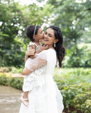 VJ Akshaya Instagram - Twinning with my favourite human ! 🤍
@adya_niyanthan 

Outfit : @vkfashion2018 
Makeup and styling : self 
Hairstyle: @sujitha_mua 
Pc : @professional_madrasi 

#vjakshaya #twinning #adyaniyanthan #photogram