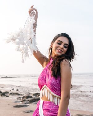 Vaidehi Nair Instagram - The magic in new beginnings is truly the most powerful of them all ✨🩷
-
-
Designed by @vaidehii_nair 
Tailored by @maansboutiqueofficial 
Photographer @trilochan_bhawedi 
MUA @mukesh_makeup_artisth 
-
-
-
-
-
-
-
-
-
#dreamcatchers #foryoupage #fyp #style #designer #vaidehiinair #fashiondesigner