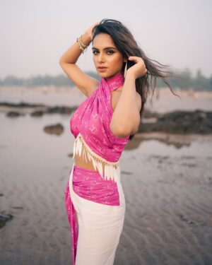 Vaidehi Nair Instagram - The magic in new beginnings is truly the most powerful of them all ✨🩷
-
-
Designed by @vaidehii_nair 
Tailored by @maansboutiqueofficial 
Photographer @trilochan_bhawedi 
MUA @mukesh_makeup_artisth 
-
-
-
-
-
-
-
-
-
#dreamcatchers #foryoupage #fyp #style #designer #vaidehiinair #fashiondesigner