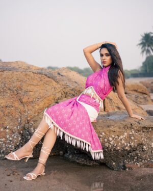 Vaidehi Nair Instagram - The magic in new beginnings is truly the most powerful of them all ✨🩷
-
-
Designed by @vaidehii_nair 
Tailored by @maansboutiqueofficial 
Photographer @trilochan_bhawedi 
MUA @mukesh_makeup_artisth 
-
-
-
-
-
-
-
-
-
#dreamcatchers #foryoupage #fyp #style #designer #vaidehiinair #fashiondesigner