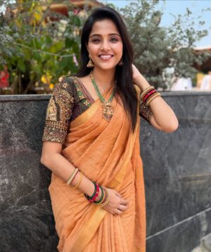 Vaishali Thaniga Instagram - The Grace of a Saree will Never Get Fades ❤️ Since many of you requested me to post these pictures as post , I’m posting it now ❤️😍 saree grace will never get fades , likewise the love i have on my lovely fans will never get fades ❤️ love you all my Insta familyyy thanks for all the love and immense support you guys shower on me always 😍❤️😍

#sareelover #saree #indian #traditional #outfit #outfitoftheday #shootingdiaries #traditionalattire #instapost #instalove #instadaily #instafashion #fashionstyle #styleblogger #sareeindia 

Saree @sarvatva.chennai ❤️

Which outfit suits me ?