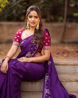 Vaishnavi Chaitanya Instagram - A festival of colors, kites, and celebration. Bhogi and Sankranti reminds us to rise higher and shine brighter.
Wishing you all a very happy bhogi and Sankranthi ❤️✨
#happy #bhogi #sankranti 

Styling @_being_mini_ 
Saree @issadesignerstudio 
Jewellery @necheliofficial 
Brand engagement @elevateadvertisingindia 
Makeup @makeupbysiva 
Hair @hairbyvenky 
Shot by @chinthuu_kliicks 
Outreach @kudipudivijaykumar97