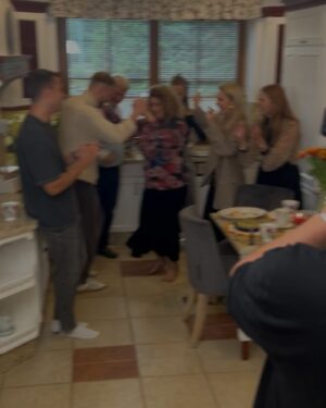 Vanessa Aleksander Instagram - najmilsi. (niestety w opisie nie zmieściły się całe podziękowania, całość zamieszczam w komentarzach i na swoim profilu facebookowym) emocje powoli opadają, więc chciałabym zamieścić tu kilka słów. trudno jest zmieścić w słowach jak wdzięczna jestem za możliwość uczestniczenia w tej przygodzie, i za wsparcie które w jej ramach otrzymaliśmy, ale spróbuję: 

DZIĘKUJĘ!!! ❤️ na samym początku chciałabym podziękować stacji Polsat, Panu Edwardowi Miszczakowi i Kasi Wajdzie za zaproszenie do programu, który rozwija i uszczęśliwia, Jake Vision - Janowi Kempińskiemu i Dorocie Kośmickiej - za produkowanie formatu na najwyższym poziomie i za dbanie o nas z największą starannością. jestem wdzięczna wszystkim osobom, które pracują w tych dwóch firmach i z którymi miałam możliwość pracować przez ostatnie cztery miesiące, Wasza pracowitość i oddanie są niebywałe!

dziękuję absolutnie KAŻDEJ osobie, która pracowała przy powstawaniu tego programu - osobom, które towarzyszyły nam przed i za kamerą. jury, prowadzącym, reżyserowi Wojtkowi, charakteryzatorom, fryzjerom (Monia i Domi, dziękuję za każdy tydzień!), kostiumografom (Martynka i cały zespół, wasza praca była gigantyczna), wszystkim pionom realizacyjnym, dzięki którym mogliście oglądać najlepsze efekty naszej pracy. dziękuję szczególnie tym, którzy poświęcali godziny swojego czasu towarzysząc nam na sali treningowej - drużynie social mediów, trenerom, choreografom (Janja, Krzysiek, Kuba, Tomek, a szczególnie Michałowi Jeziorowskiemu, który ratował nas codziennie swoim uśmiechem), obsłudze szkoły, a także wspaniałym pozostałym uczestnikom i gwiazdom za wsparcie, motywację, brak rywalizacji i wzajemne dopingowanie się w każdej możliwej chwili. Julia i Maciek, cieszę się, że to z Wami trafiliśmy do finału i mogliśmy obok Was przeżyć tę historię od pierwszego do ostatniego odcinka. 

jestem ogromnie wdzięczna swoim najbliższym - przyjaciołom i rodzinie za wspieranie mnie w podjęciu tej decyzji, i towarzyszeniu mi w niej przez długie tygodnie. Wasz doping i miłość to największa motywacja. 

(kontynuacja podziękowań w komentarzach poniżej ⬇️) // @tanieczgwiazdami @bartkiewiczmichal #tanieczgwiazdami