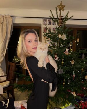 Vanessa Aleksander Instagram - świeć gwiazdeczko świeć by arka noego playing in the bg // (w zeszłym spóźniłam się z bożonarodzeniowym postem, więc uznałam, że w tym roku będę pierwsza lol) #merrychrysler #fotośmietnik #święta 🎄❤️