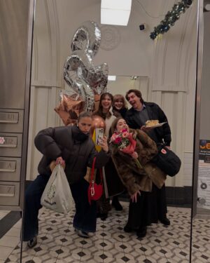 Vanessa Aleksander Instagram - świeć gwiazdeczko świeć by arka noego playing in the bg // (w zeszłym spóźniłam się z bożonarodzeniowym postem, więc uznałam, że w tym roku będę pierwsza lol) #merrychrysler #fotośmietnik #święta 🎄❤️