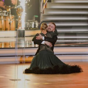 Vanessa Aleksander Instagram - forget spotify wrapped, @tanieczgwiazdami wrapped is here // @bartkiewiczmichal #tanieczgwiazdami 🪩🩶🎱👯‍♀️💃🏻❤️‍🔥